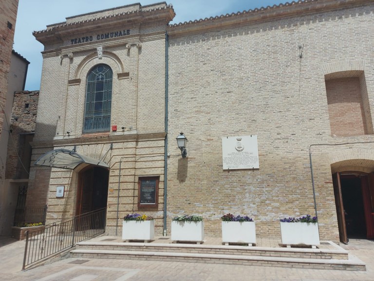 Esterno Teatro Comunale di Città Sant'Angelo.jpg