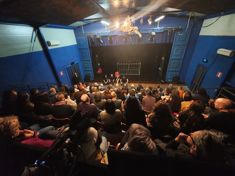 sala con spettatori e artisti.jpg